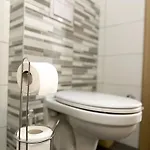 Modern Apartment - Free Public Parking *