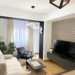 Modern - Free Public Parking Apartment