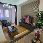 Modern - Free Public Parking Apartment